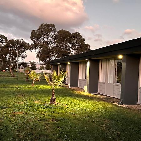 Happy Wanderer Motel Lake Boga On The Lake With Lake Views エクステリア 写真