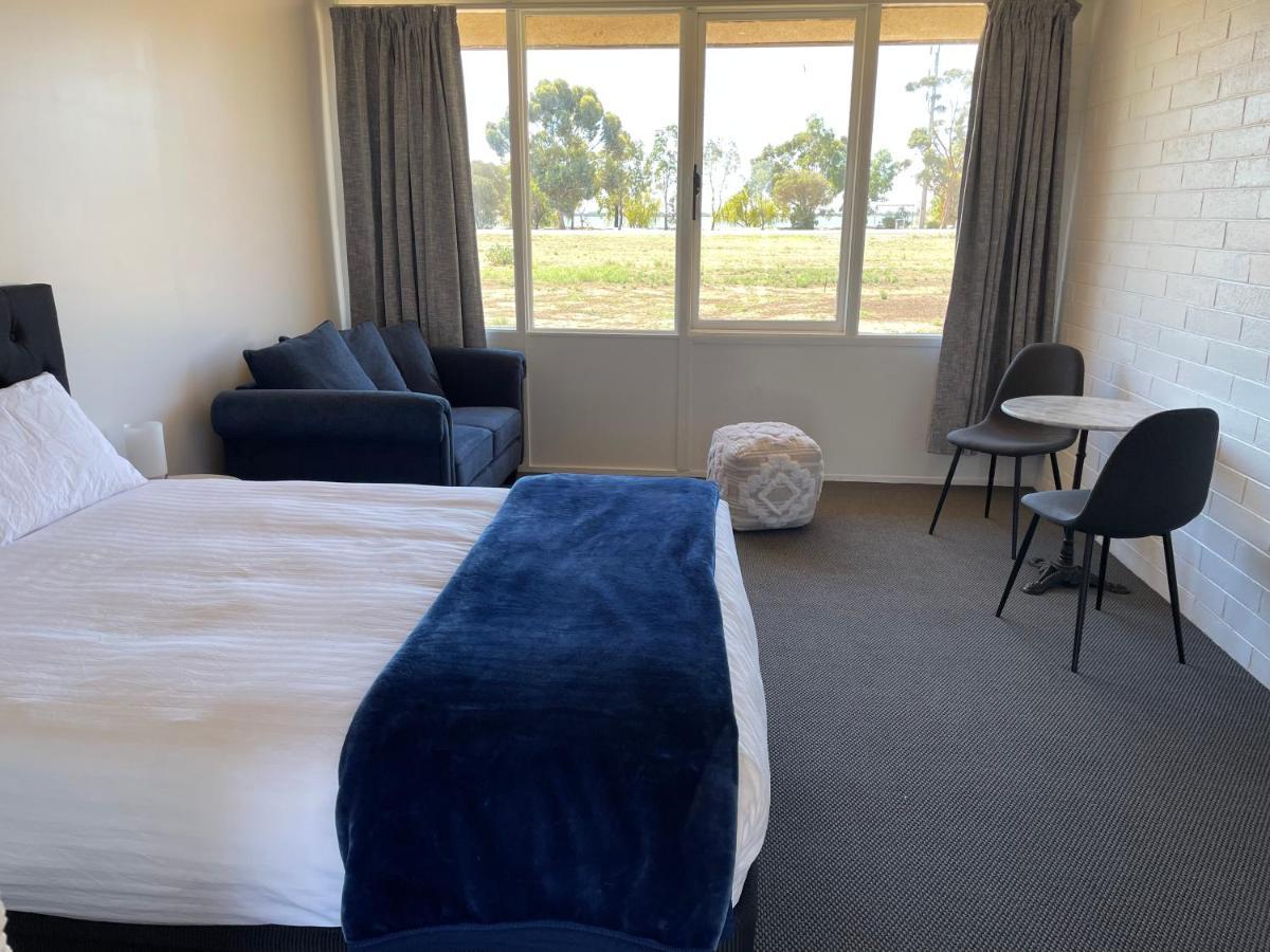 Happy Wanderer Motel Lake Boga On The Lake With Lake Views エクステリア 写真