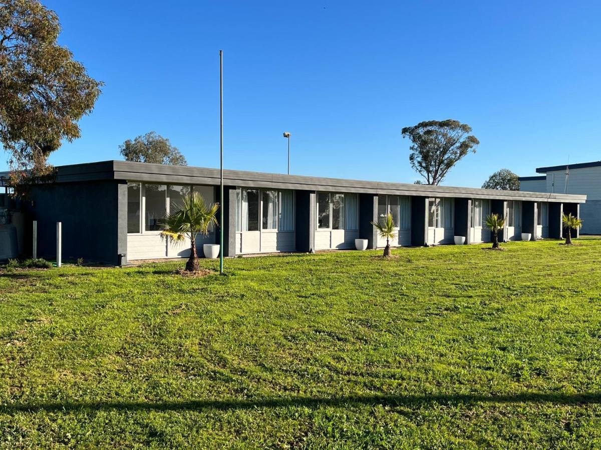Happy Wanderer Motel Lake Boga On The Lake With Lake Views エクステリア 写真
