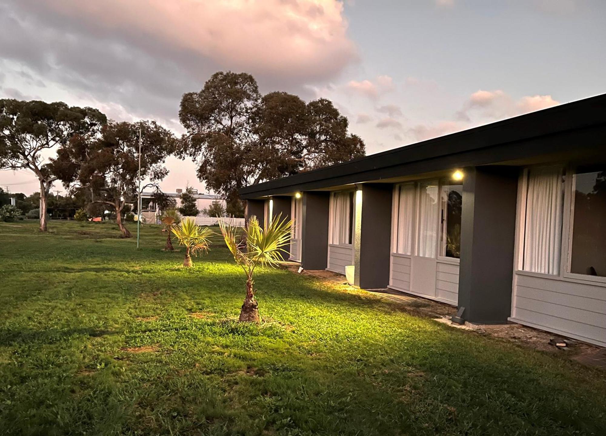 Happy Wanderer Motel Lake Boga On The Lake With Lake Views エクステリア 写真